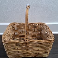 BASKET WITH BEAUTIFUL HANDLE
