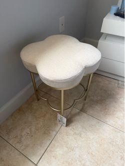Vanity with its chair for 140.