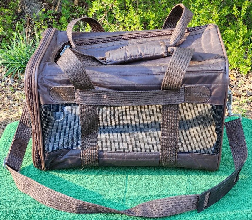SHERPA Deluxe Medium Pet Carrier