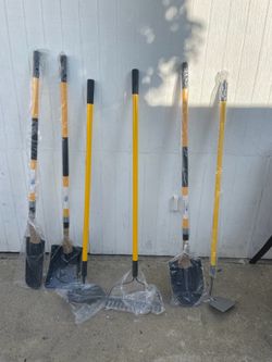 Shovel y rake y azadon