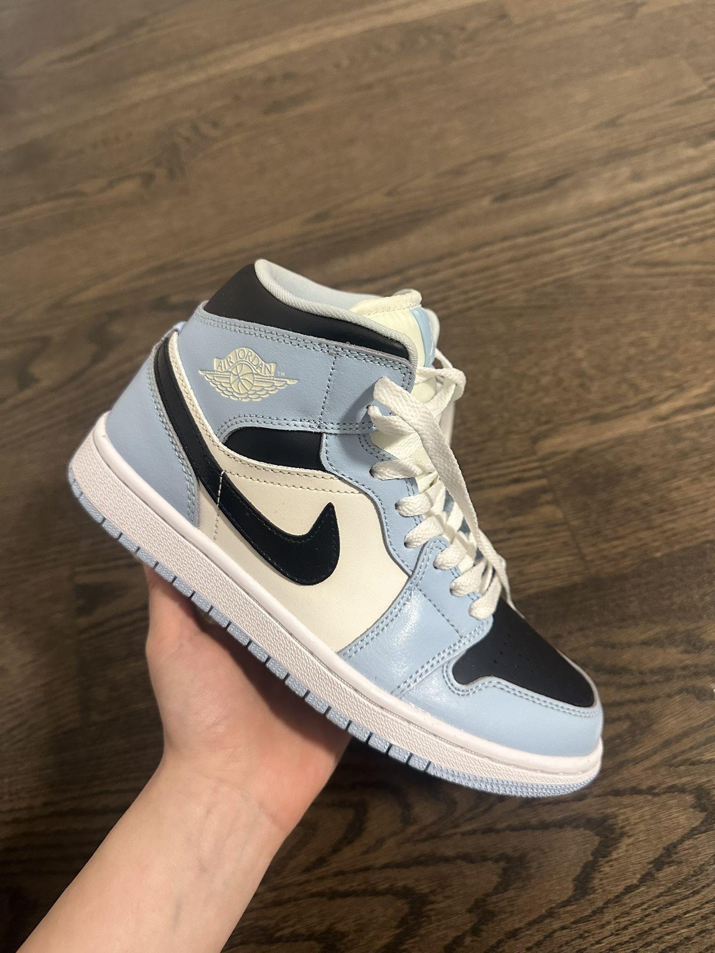 Air Jordan 1 Mid