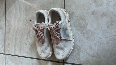 On Cloud shoes women size 7