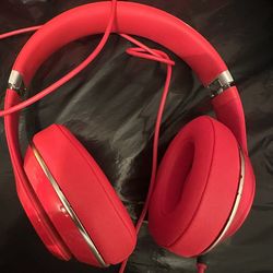 Beats Studio 3 headphones come with audio cable works perfectly fine not wireless firm price
