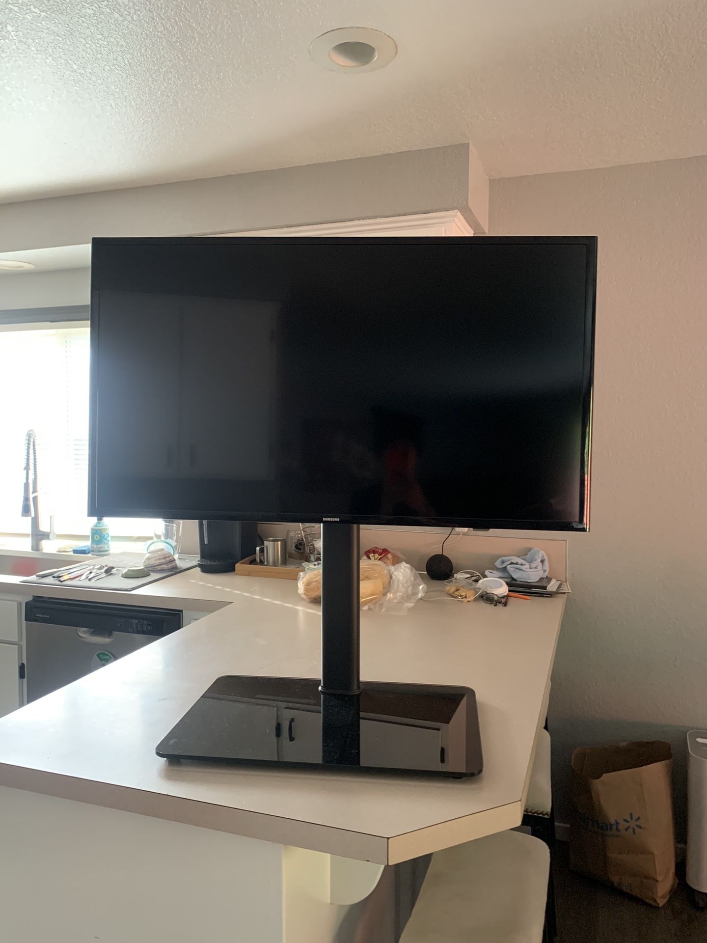 Samsung TV 36x20 + Glass Stand