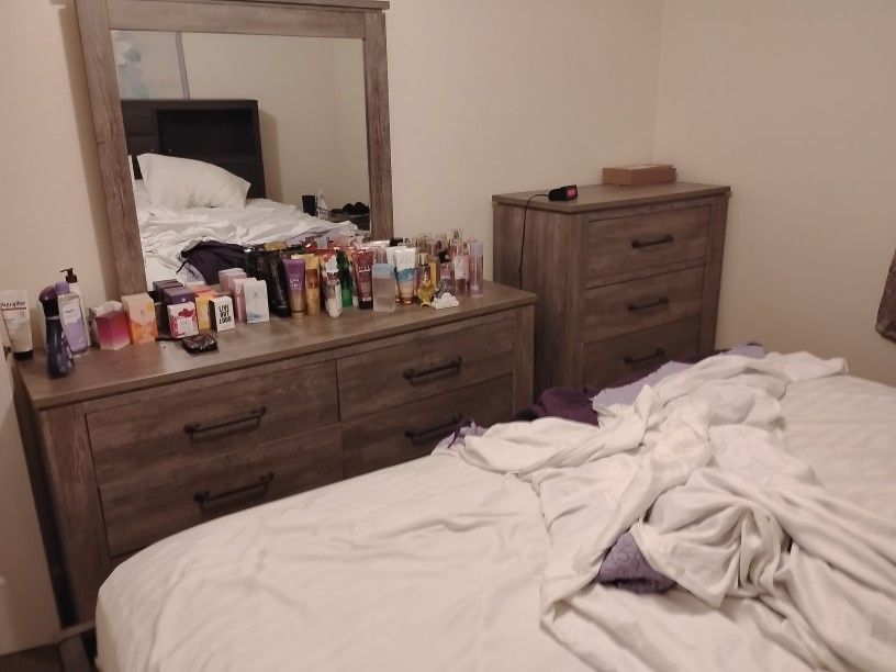 It's A Four Piece Bedroom Set Just About Brand New Owned It About A Year It's Just I'm Moving Out Of State Is The Reason I'm Getting Rid Of It