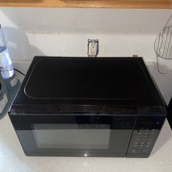 Walmart 700 W Averaged Sized Microwave / Fair Condition Used
