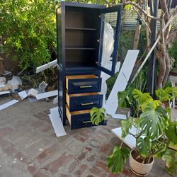 Vanity Linen Tower