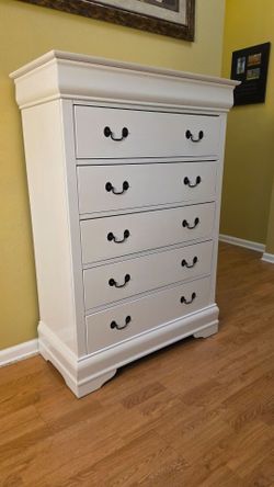 Clean and Nice White 5-Drawer Tall Dresser.
