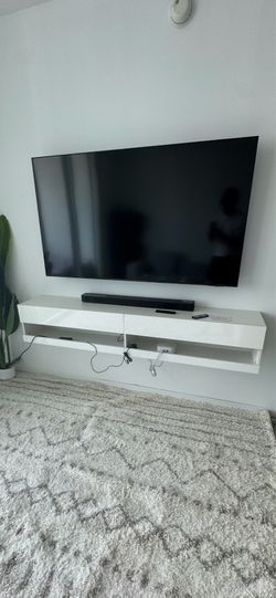 Samsung QLED 65” TV + Floating Stand