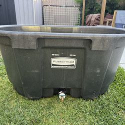 100 gallon Rubbermaid Stock tank