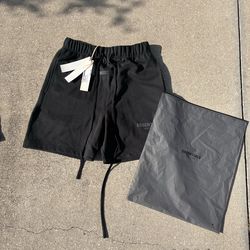 Black on black essential shorts