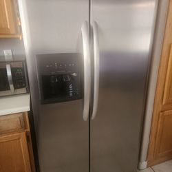 Free fridge  does not work