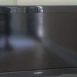 Insignia 32” LED Flat Screen TV WORKS WELL