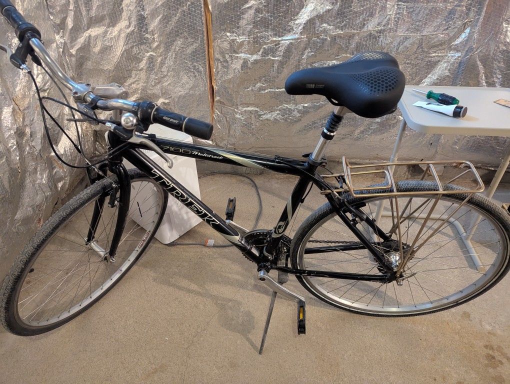 Large Mens Trek Bicycle With Bike Rack 21 Speed