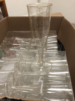 Gold glitter. Champagne flutes. 80 plastic cups
