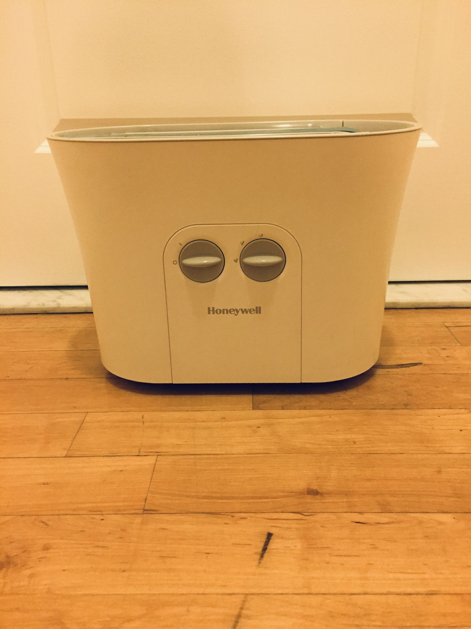 Honeywell Humidifier. Ultraviolet kills 99.9% of bacteria. Very efficient. Barely used. Like new condition. Great bargain.