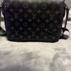 Louis Vuitton Men’s Messenger Bag 