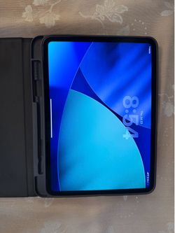 $1000 (OBO) IPad Pro M4 ( 256 GB, cellular) + Apple Magic Keyboard & Note book case