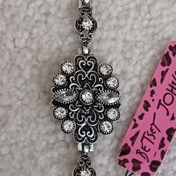 BETSEY JOHNSON SILVER TONE BRACELET