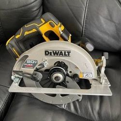 DeWalt 20V max Circular Saw With Blades