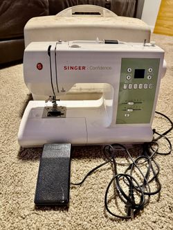 Singer Confidence 7467 sewing machine With Case And Pedal