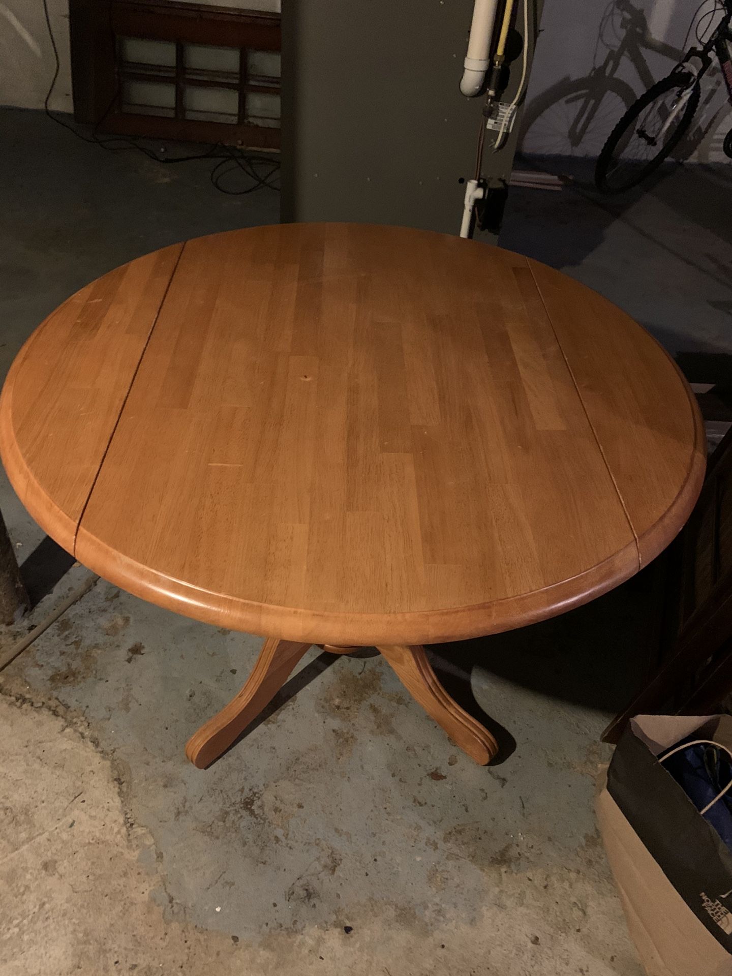 Round dining table