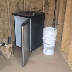 Kegerator With Tap And Co2 Tanks