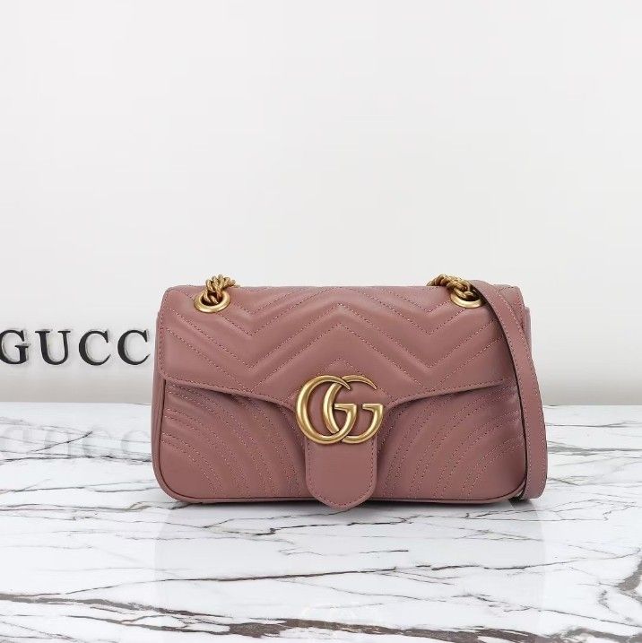 Elegant women's shoulder bag with gold chain