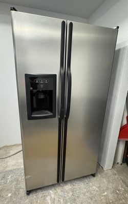 GE Refrigerator - Model GSL25IFRF