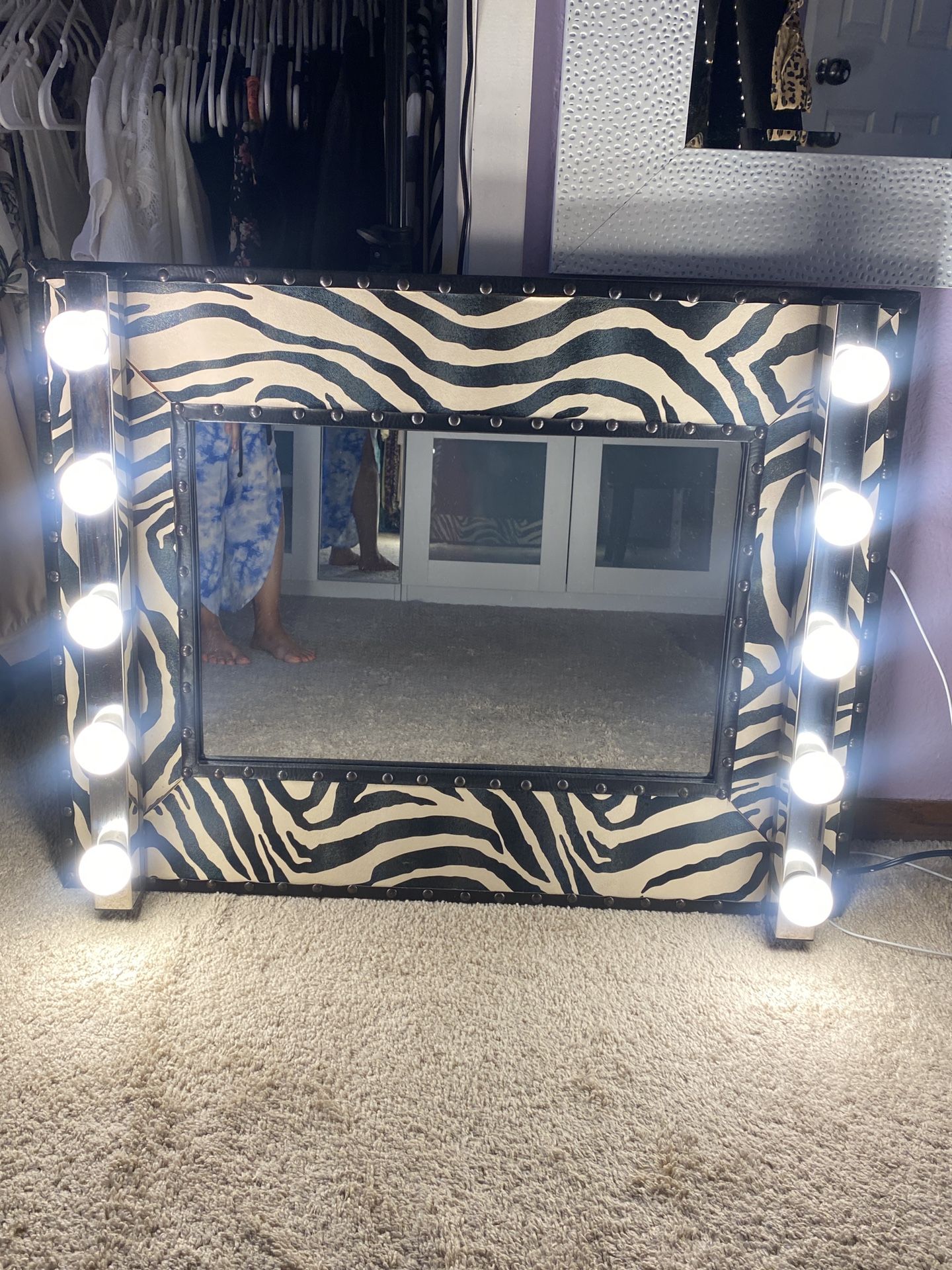 DIY Vanity Mirror With Lights