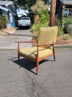 Mid Century Modern Lounge Chair