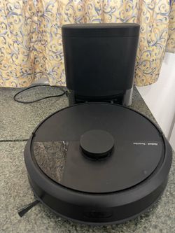 iRobot Roomba 105 Robot Vacuum with AutoEmpty Dock – Excellent Condition