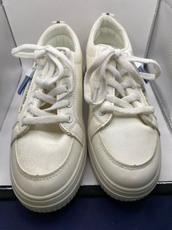 Size: 7.5–8 casual white platform sneaker