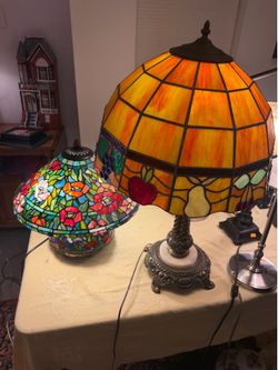 OLD SCHOOL, TIFFANY TYPE TABLE LAMP WITH AMAZING OLD SCHOOL, TIFFANY TYPE TABLE LAMP WITH