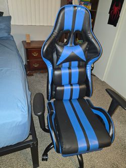 Gaming chair with foot recliner, lumbar support pillow, massage pillow works great $20