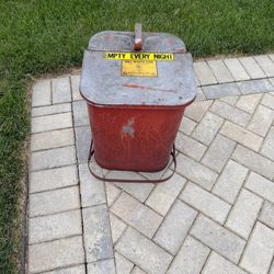 VINTAGE 10 GALLON OIL CAN WITH FOOT PEDAL OPENING LID IN GOOD CONDITION.  GREAT FOR A MECHANIC SHOP. $50.00 OR BEST OFFER. 