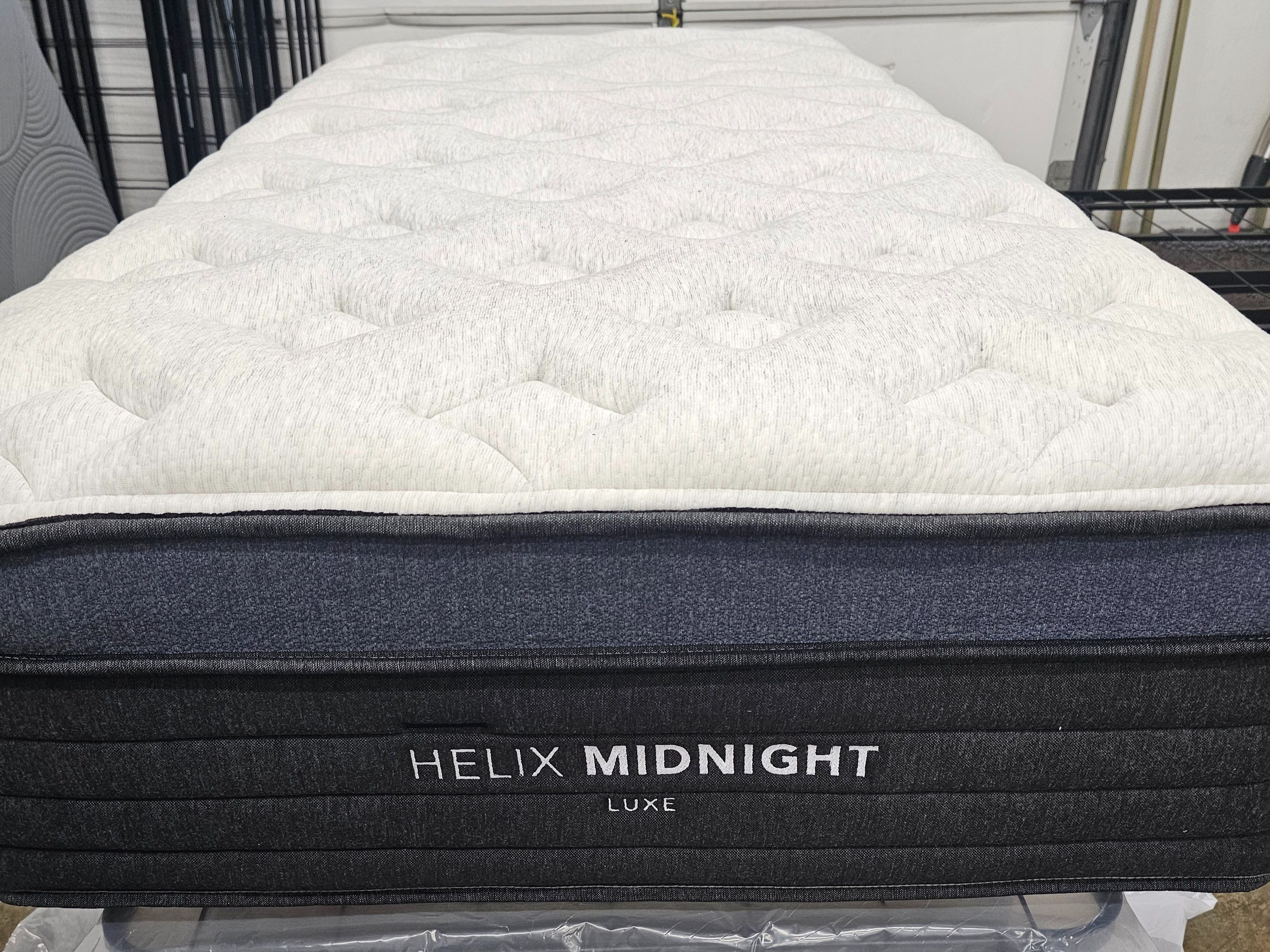 LIKE NEW! Helix Midnight Luxe Twin XL Mattress - Delivery Available