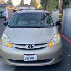 Toyota Sienna  With Detail Equipment 