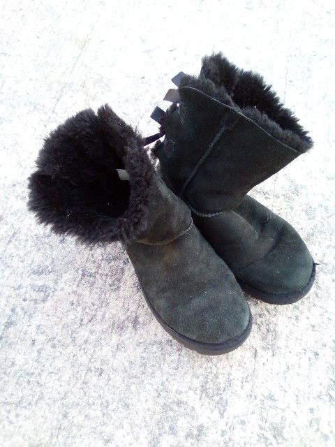 Black Ladies UGGs Sz 7 18.00