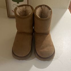 UGG BOOTS SIZE 8