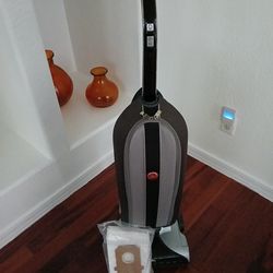 Hoover Upright Vacuum Cleaner W/ New Bags $40 W/ free Bags