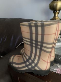 Burberry girls Rain boots Size 11