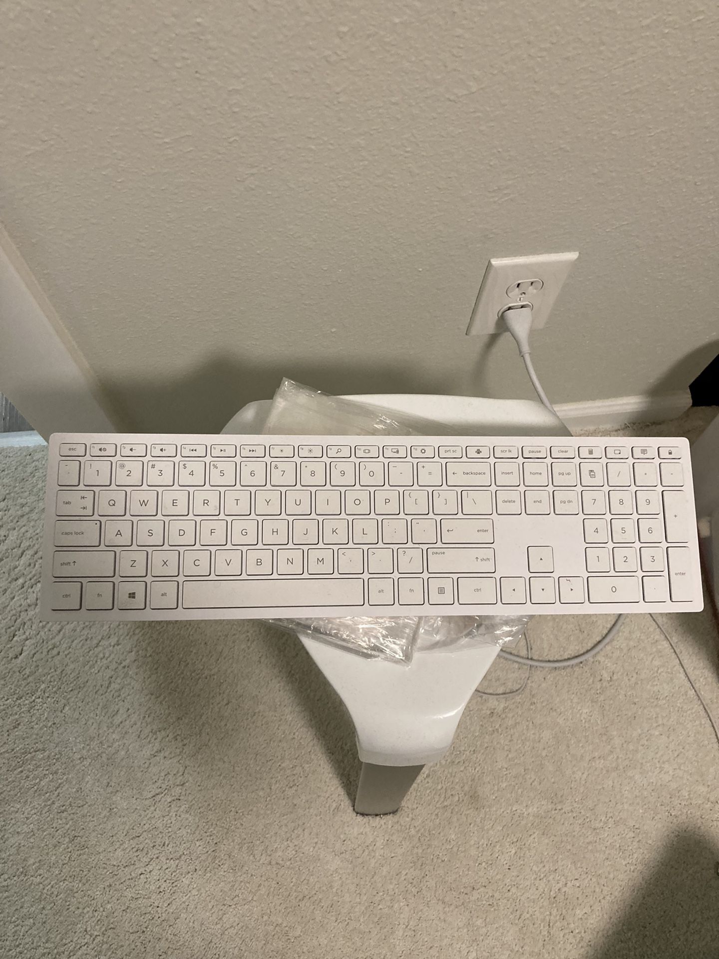White Wireless HP Keyboard 600