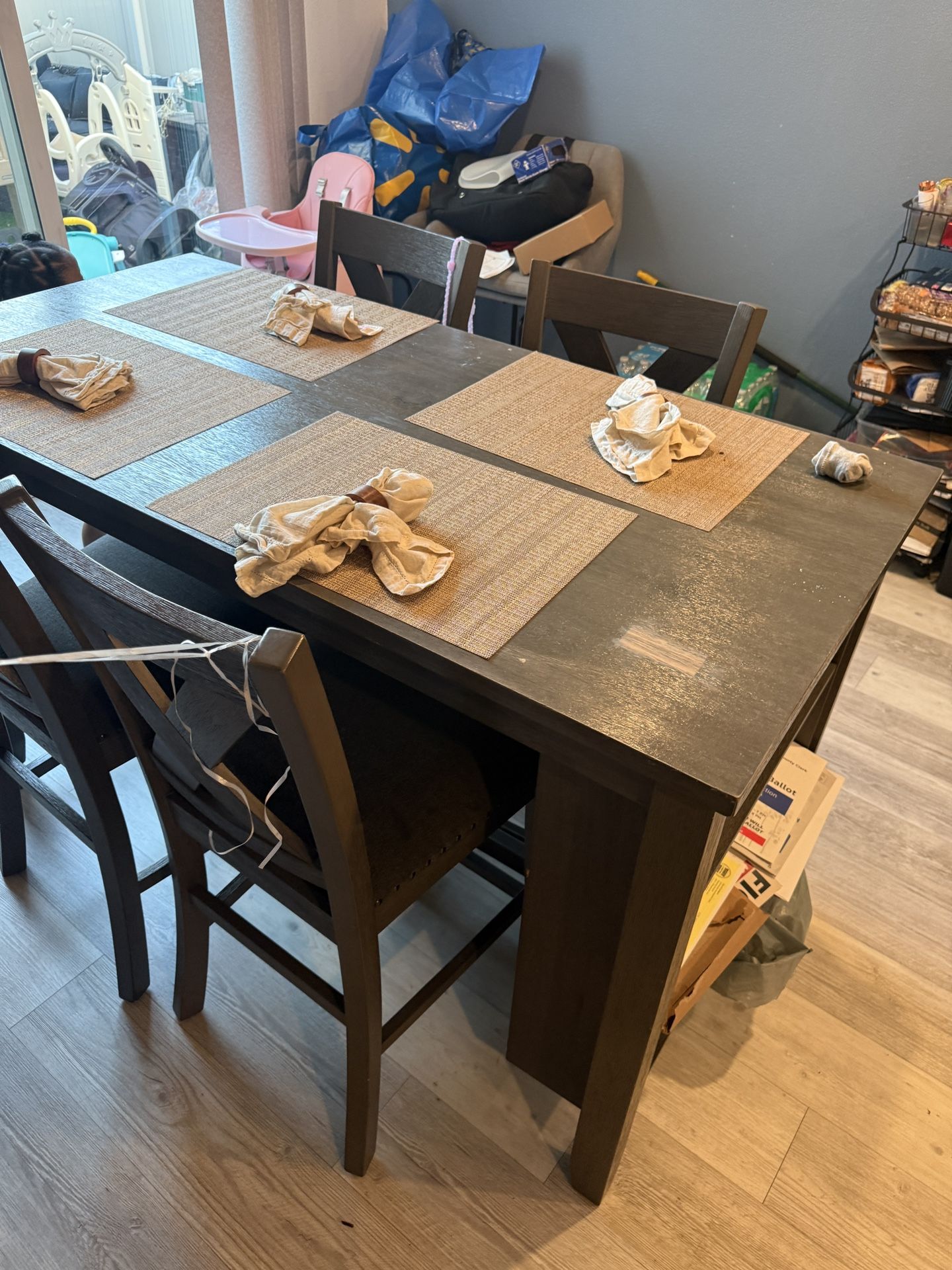 Dining Room Table & Chairs 