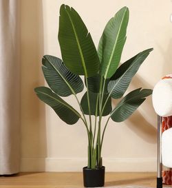 Pretty artificial plant 4 ft tall ! Brand New