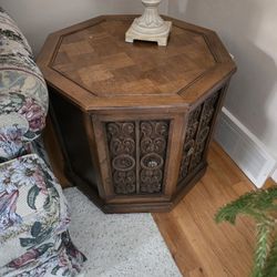2 End tables in excellent condition!