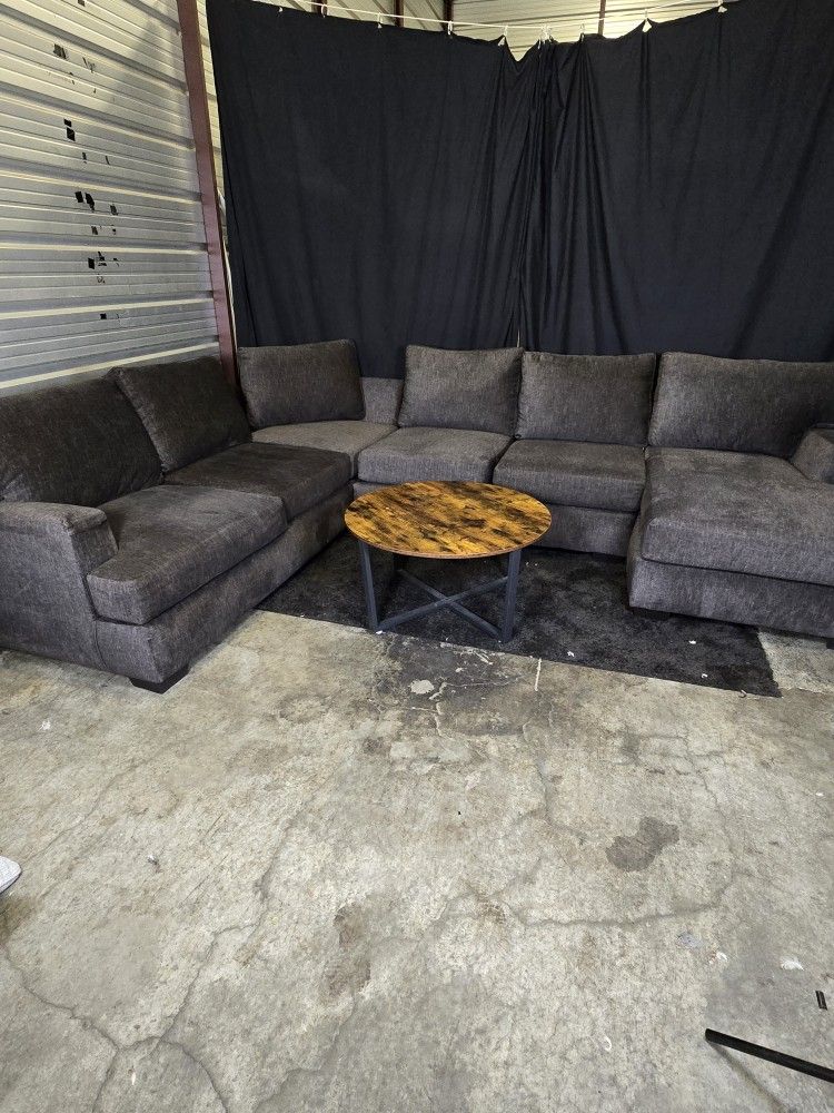Comfy U Shape Sectional *Can Deliver π*