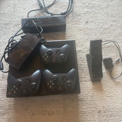 Xbox One With 3 Controllers And Kinect