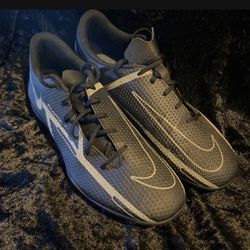 Nike Soccer Shoes Size: 8.5 WOMEN and 7 MEN  New 