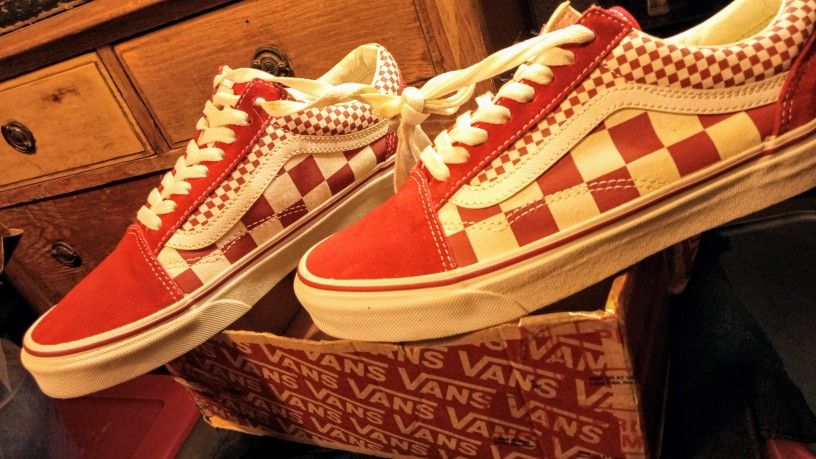 VANS , Authentic, OLD SKOOL, US Men 7.5 US Women 9.0 Red And White Checkered.